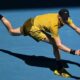 Jannik Sinner remontó bajo un calor extremo ante Spizzirri y avanzó en el Abierto de Australia, manteniendo vivo el sueño del tricampeonato