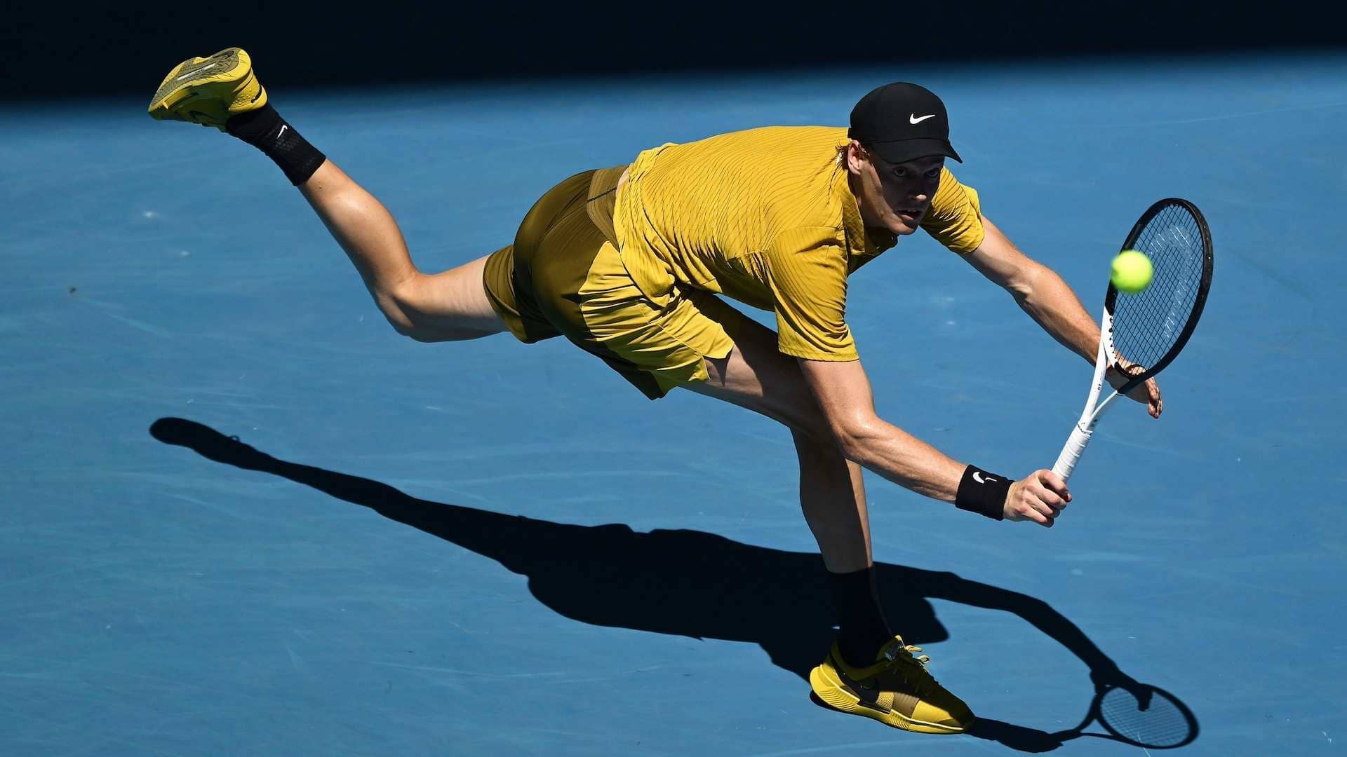 Jannik Sinner remontó bajo un calor extremo ante Spizzirri y avanzó en el Abierto de Australia, manteniendo vivo el sueño del tricampeonato