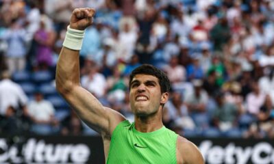 Carlos Alcaraz venció a Alexander Zverev en un épico partido de cinco sets y avanzó a la final del Abierto de Australia, histórico