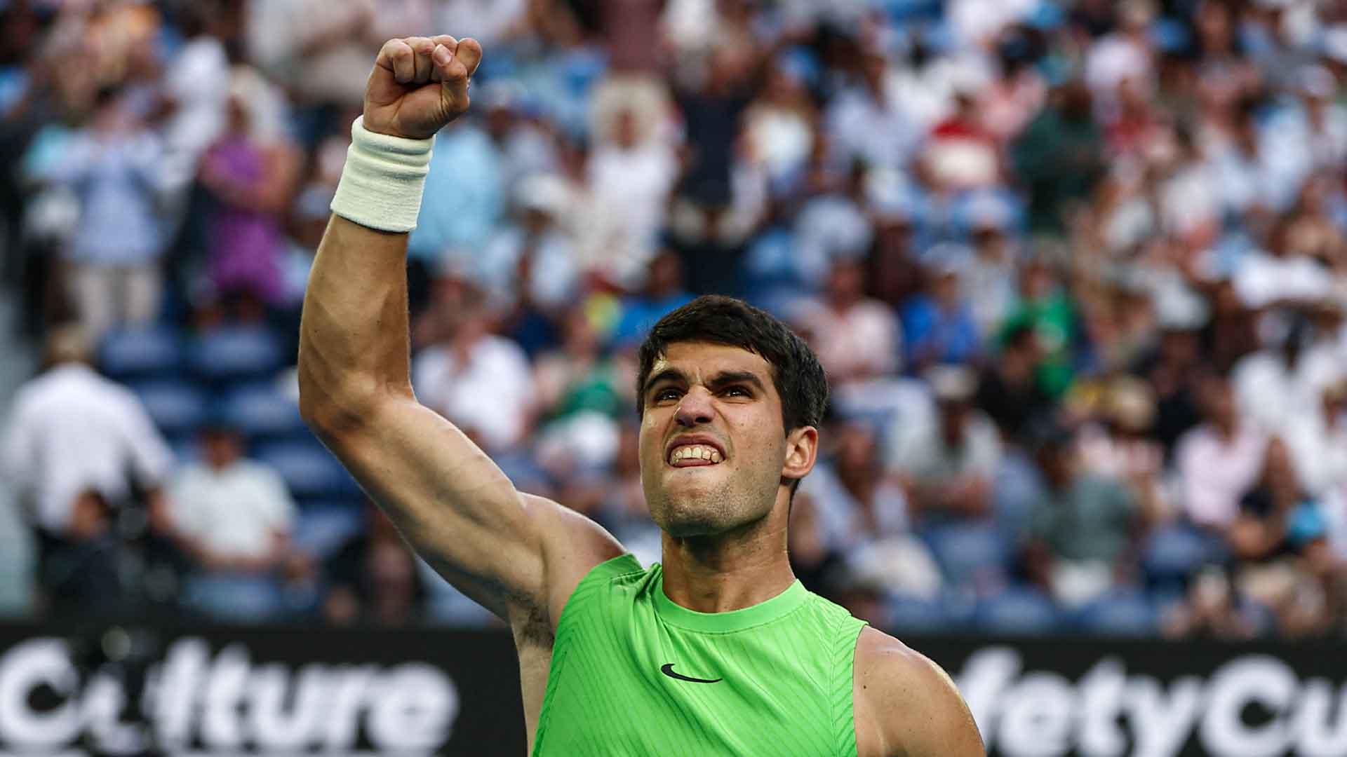 Carlos Alcaraz venció a Alexander Zverev en un épico partido de cinco sets y avanzó a la final del Abierto de Australia, histórico