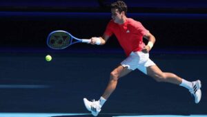 Jaume Munar venció a Francisco Cerúndolo y avanzó a cuartos del Adelaide International, confirmando su notable evolución en pistas rápidas.