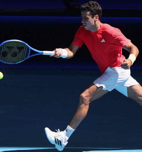 Jaume Munar venció a Francisco Cerúndolo y avanzó a cuartos del Adelaide International, confirmando su notable evolución en pistas rápidas.