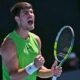 Carlos Alcaraz venció a Hanfmann bajo el sol de Melbourne y avanzó a la tercera ronda de Australia, reafirmando su candidatura histórica.