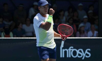 Sebastián Báez cortó su sequía en Grand Slams al vencer en cinco sets a Mpetshi Perricard y avanzar a segunda ronda del Abierto de Australia 2026.
