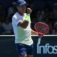 Sebastián Báez cortó su sequía en Grand Slams al vencer en cinco sets a Mpetshi Perricard y avanzar a segunda ronda del Abierto de Australia 2026.
