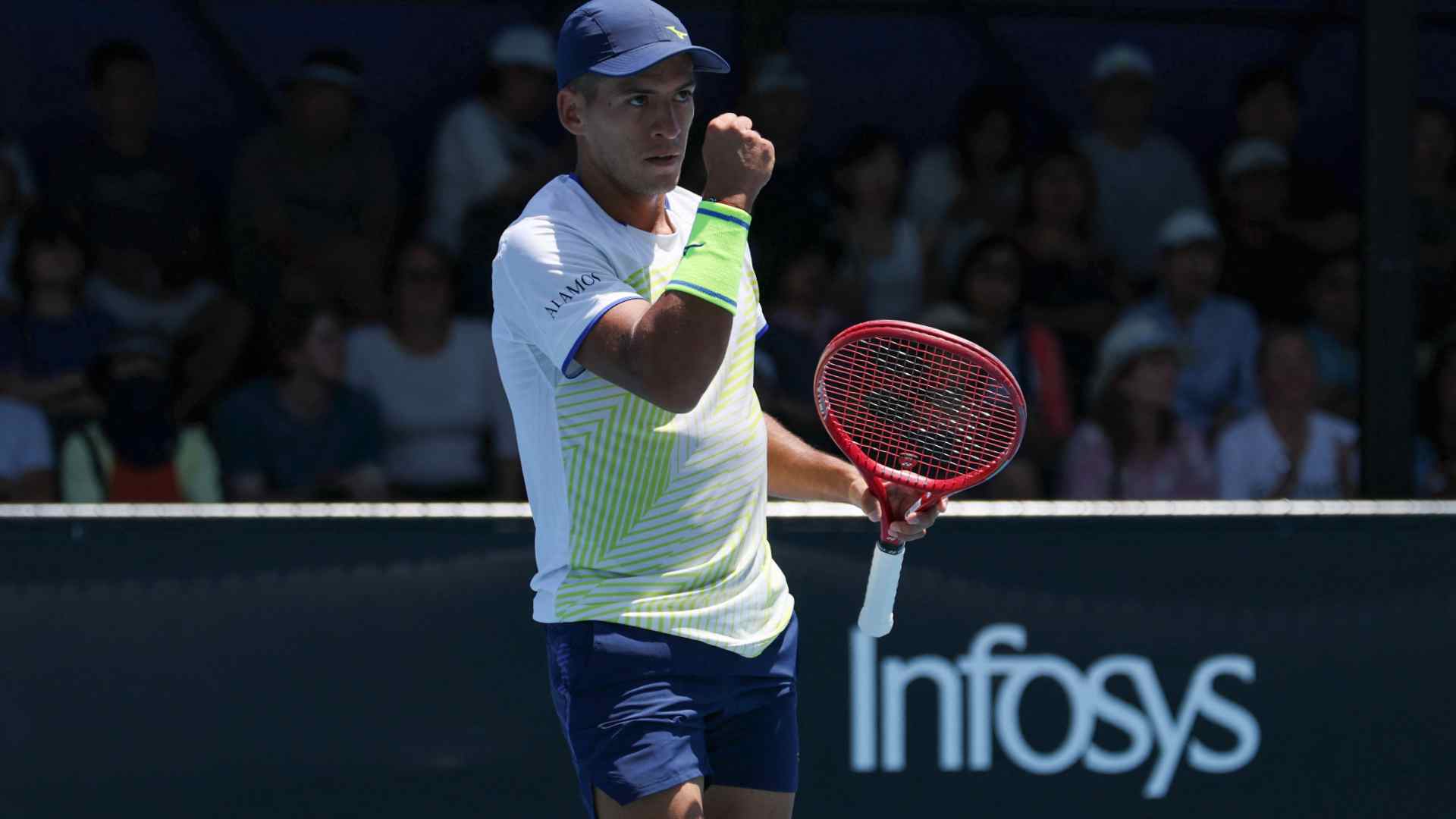 Sebastián Báez cortó su sequía en Grand Slams al vencer en cinco sets a Mpetshi Perricard y avanzar a segunda ronda del Abierto de Australia 2026.