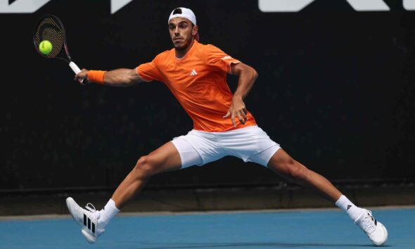 Francisco Cerúndolo fue arrollador en el Australian Open: venció a Damir Dzumhur en 1h36m, logró su triunfo más rápido en Grand Slams