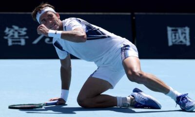 Tomás Etcheverry ganó un dramático partido en cinco sets y avanzó a la segunda ronda del Abierto de Australia tras vencer a Kecmanovic.