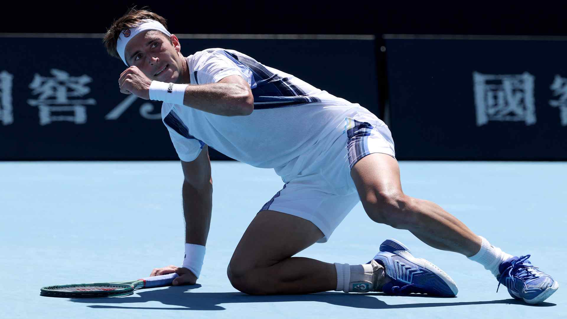 Tomás Etcheverry ganó un dramático partido en cinco sets y avanzó a la segunda ronda del Abierto de Australia tras vencer a Kecmanovic.