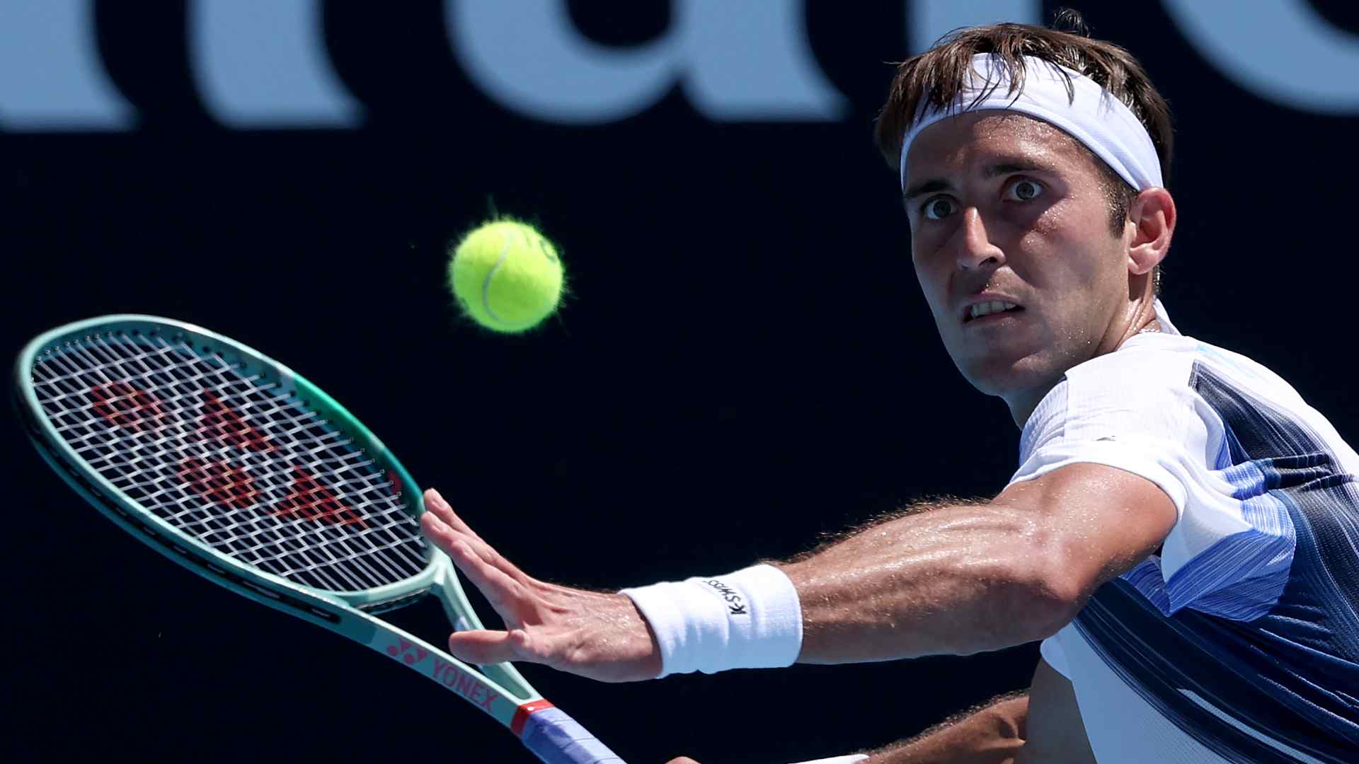 Tomás Etcheverry volvió a ganar partidos consecutivos en el ATP Tour y avanzó a la tercera ronda del Abierto de Australia 2026, marcando su renacer tras meses difíciles.