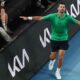 Novak Djokovic alcanzó las 400 victorias en Grand Slams tras vencer a Van de Zandschulp y avanzó a cuarta ronda del Abierto de Australia