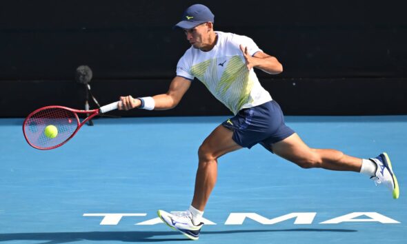 Sebastián Báez superó a Shelton y Girón en Auckland y jugará la final del ASB Classic 2026 frente al checo Jakub Mensik.