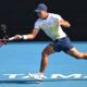 Sebastián Báez superó a Shelton y Girón en Auckland y jugará la final del ASB Classic 2026 frente al checo Jakub Mensik.