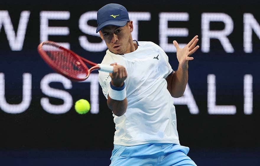 Sebastián Báez sorprendió a Taylor Fritz en Perth y puso a Argentina 1-0 ante Estados Unidos en la United Cup, con una victoria histórica.