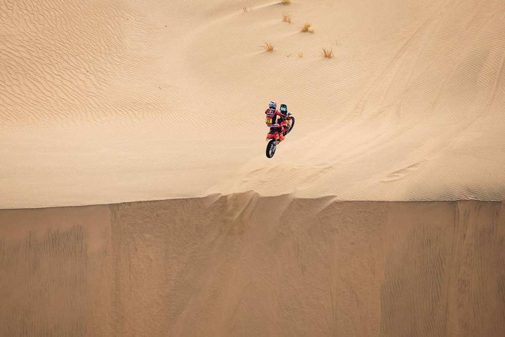 Luciano Benavides es el nuevo líder del Dakar tras la etapa 11. Howes ganó su primera especial y Brabec jugó fuerte con la estrategia.