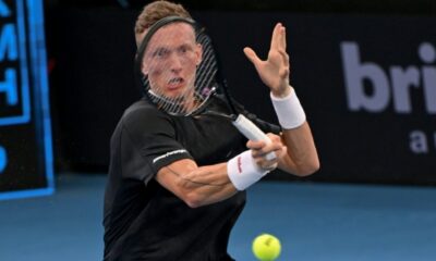 Jiri Lehecka inició la defensa de su título en el Brisbane International 2026 con un trabajado triunfo ante Tomas Machac