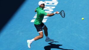 Novak Djokovic avanzó a la tercera ronda del Abierto de Australia 2026 sin perder sets y quedó a solo una victoria de alcanzar las 400 en torneos de Grand Slam.