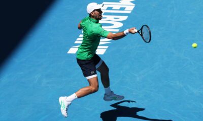 Novak Djokovic avanzó a la tercera ronda del Abierto de Australia 2026 sin perder sets y quedó a solo una victoria de alcanzar las 400 en torneos de Grand Slam.