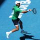 Novak Djokovic avanzó a la tercera ronda del Abierto de Australia 2026 sin perder sets y quedó a solo una victoria de alcanzar las 400 en torneos de Grand Slam.
