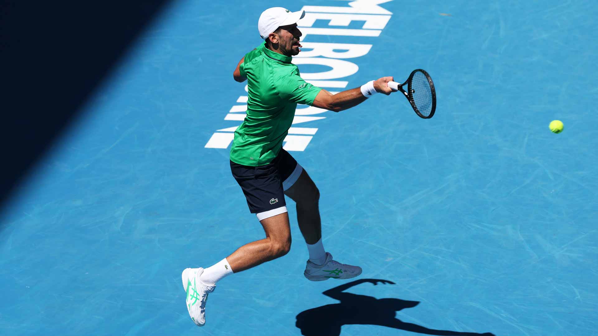 Novak Djokovic avanzó a la tercera ronda del Abierto de Australia 2026 sin perder sets y quedó a solo una victoria de alcanzar las 400 en torneos de Grand Slam.