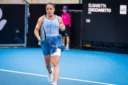 Elisabetta Cocciaretto brilló en Hobart y avanzó a semifinales tras vencer con autoridad a Anna Bondar en sets corridos.