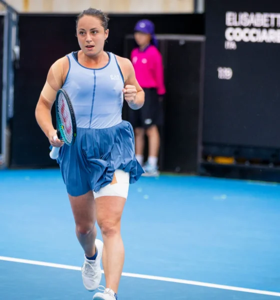 Elisabetta Cocciaretto brilló en Hobart y avanzó a semifinales tras vencer con autoridad a Anna Bondar en sets corridos.