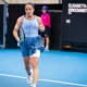 Elisabetta Cocciaretto brilló en Hobart y avanzó a semifinales tras vencer con autoridad a Anna Bondar en sets corridos.