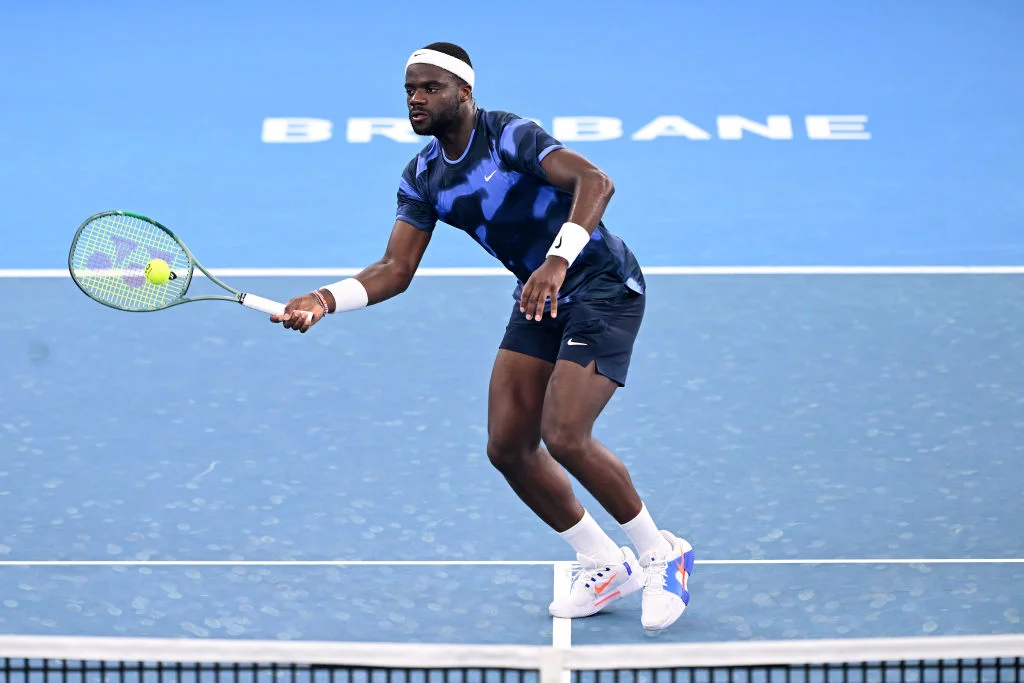 Frances Tiafoe venció con autoridad a Aleksandar Vukic en el Brisbane International 2026 y quedó a un paso de enfrentar a Daniil Medvedev