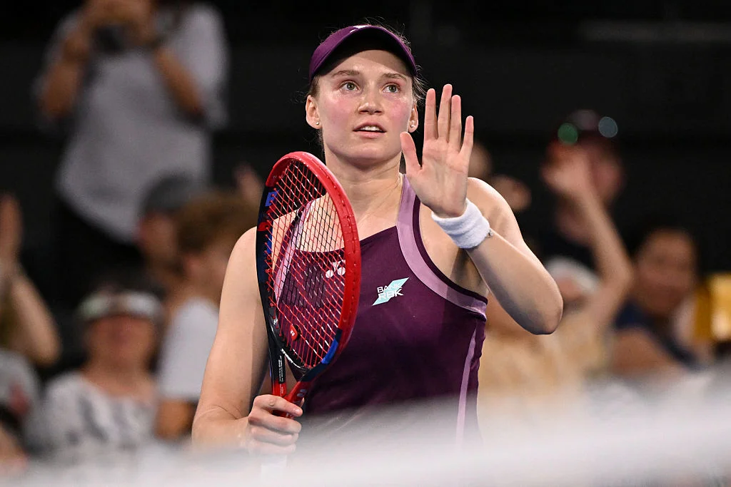 Elena Rybakina venció a Iga Swiatek en sets corridos y avanzó a semifinales de Australia, frustrando el sueño de Grand Slam de la polaca.