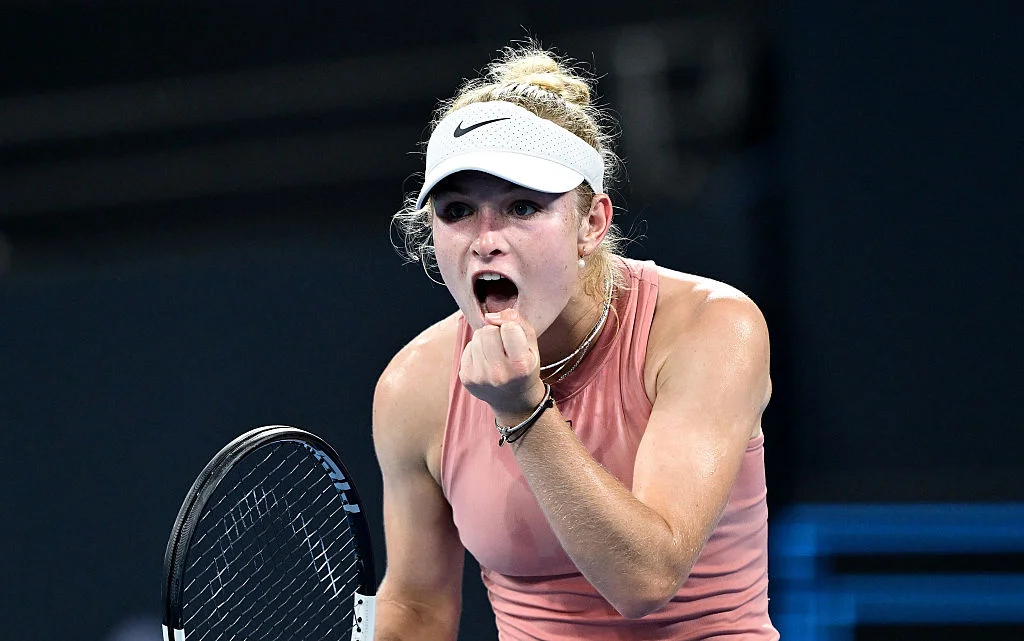 Emerson Jones logró una victoria impactante ante Tatjana Maria en su debut en el Brisbane International 2026, mostrando madurez y potencia