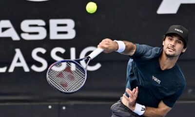 Marcos Girón superó a Luciano Darderi tras múltiples retrasos por lluvia y avanzó a semifinales del ASB Classic de Auckland.