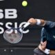 Marcos Girón superó a Luciano Darderi tras múltiples retrasos por lluvia y avanzó a semifinales del ASB Classic de Auckland.