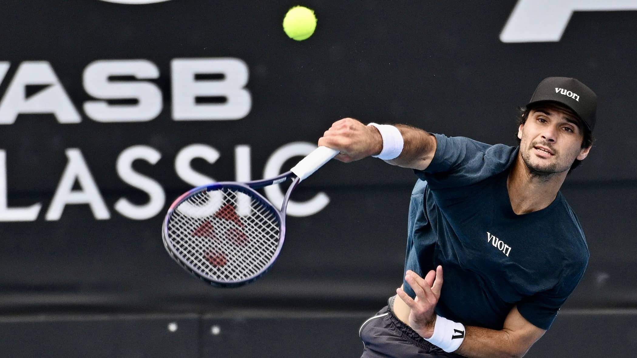 Marcos Girón superó a Luciano Darderi tras múltiples retrasos por lluvia y avanzó a semifinales del ASB Classic de Auckland.