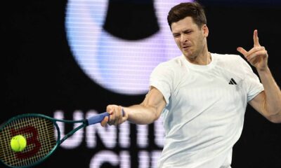 Hubert Hurkacz sorprendió a Alexander Zverev e Iga Swiatek lideró la victoria 3-0 de Polonia sobre Alemania en la United Cup 2026 en Sydney.