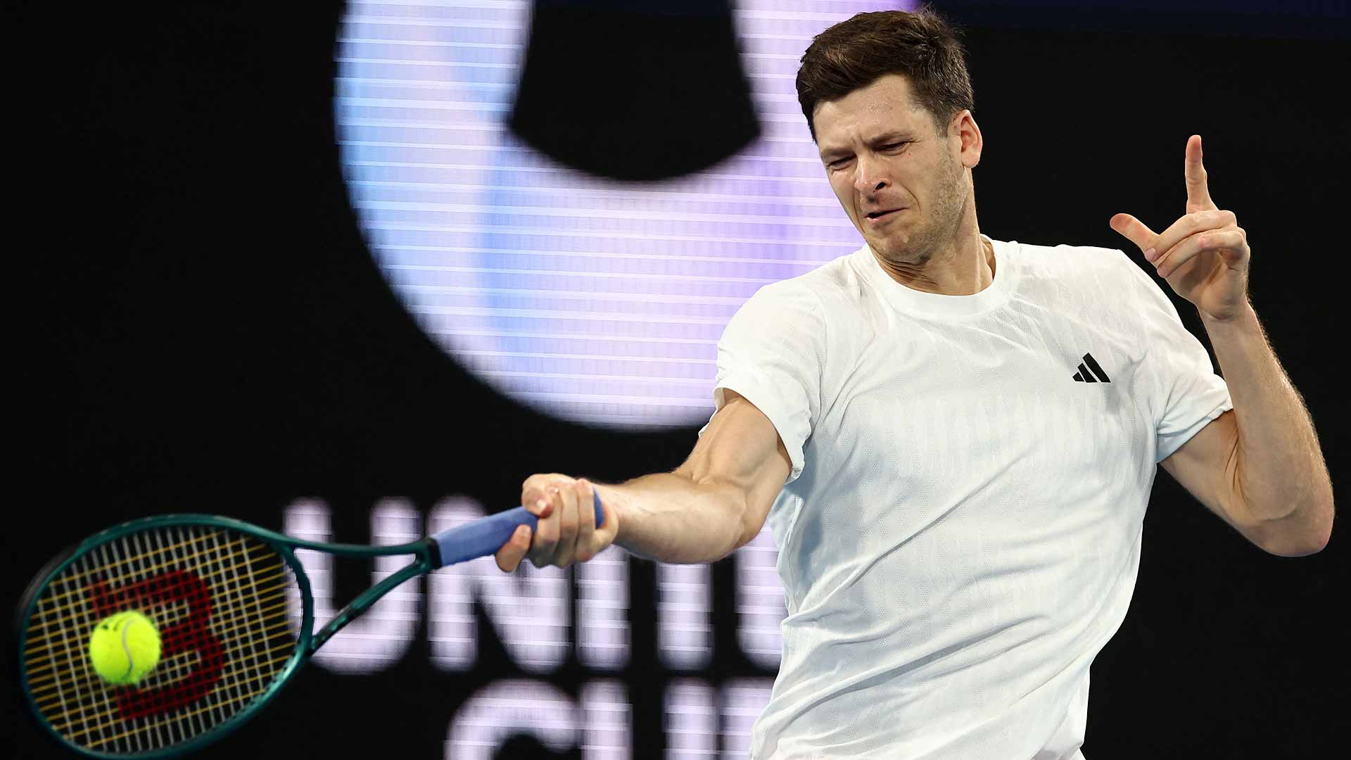 Hubert Hurkacz sorprendió a Alexander Zverev e Iga Swiatek lideró la victoria 3-0 de Polonia sobre Alemania en la United Cup 2026 en Sydney.