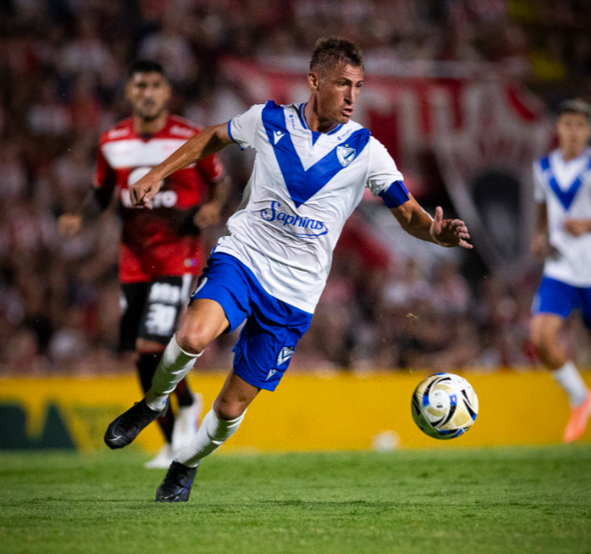 Vélez sufrió pero festejó: agónico triunfo ante Instituto con sello juvenil