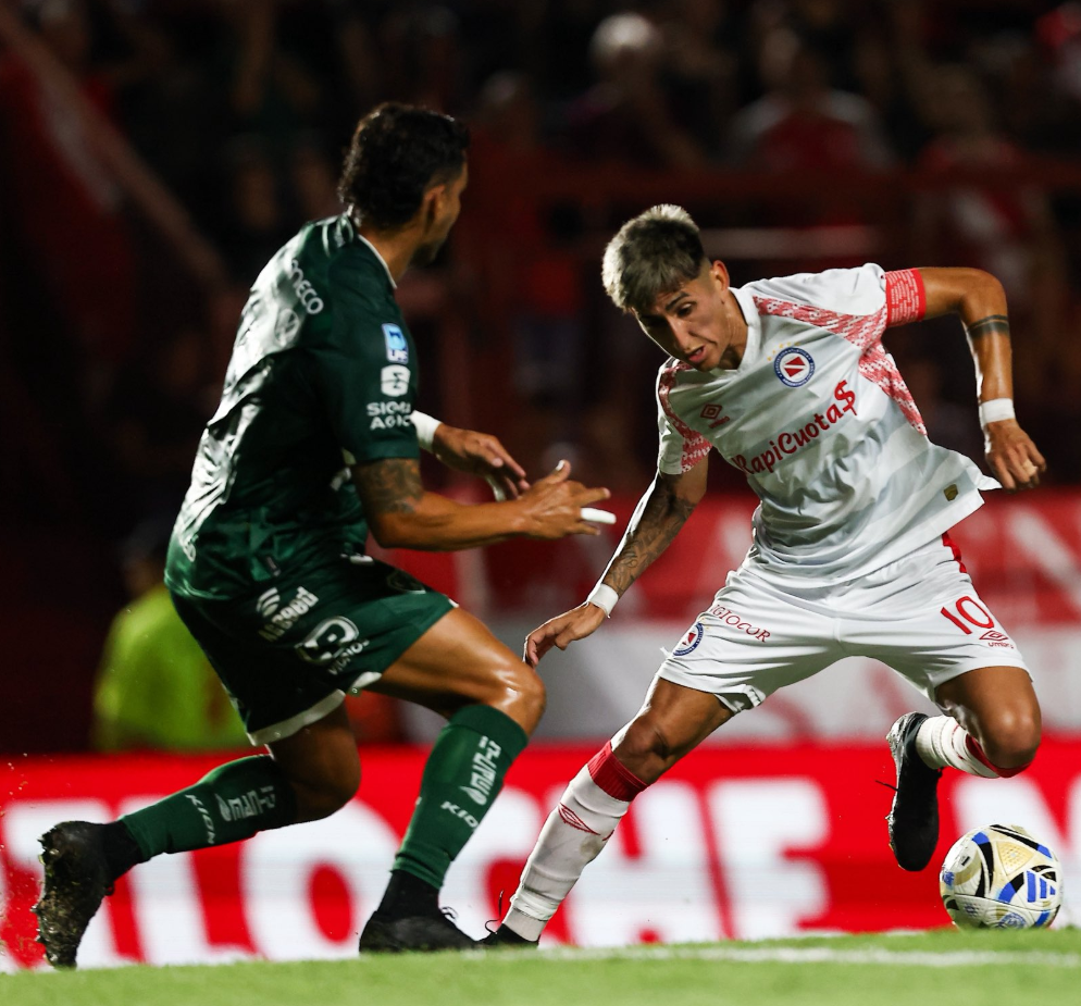 Agónico triunfo del Bicho: Argentinos venció a Sarmiento con un cabezazo de Molina en el final
