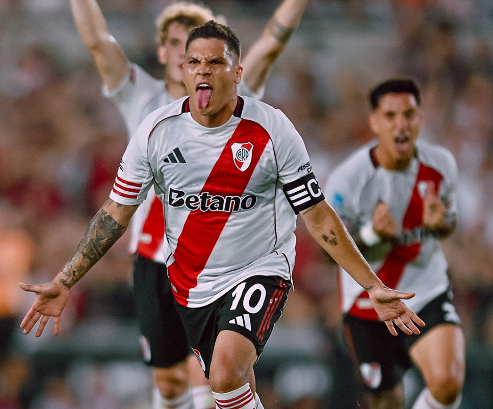 Con un doblete de Juanfer Quintero, River venció a Gimnasia y es líder del Apertura 2026