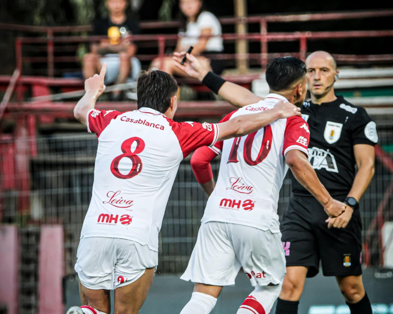 Huracán goleó a Cerro Porteño en el regreso de Diego Martínez