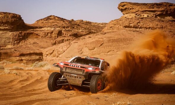 Henk Lategan ganó la etapa 4 en AlUla, lidera el Dakar 2026 con Toyota y Al Rajhi quedó fuera por pinchazos. Goczał metió 3 autos en top 6.