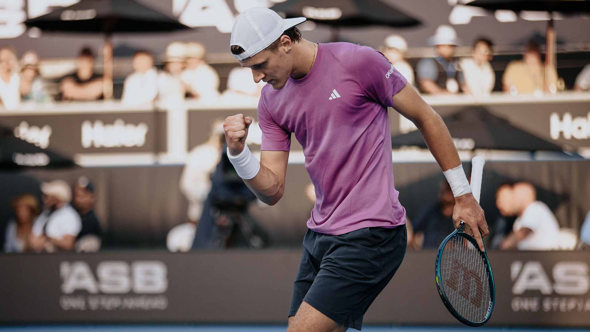 Jakub Mensik venció a Hamad Medjedovic en un duelo nocturno bajo la lluvia y avanzó a cuartos del ASB Classic de Auckland.