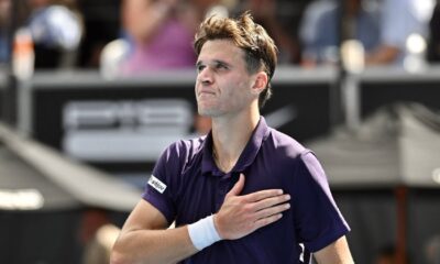 Jakub Mensik ganó dos partidos en un día, superó la lluvia y se clasificó a la final del ASB Classic antes del Australian Open.