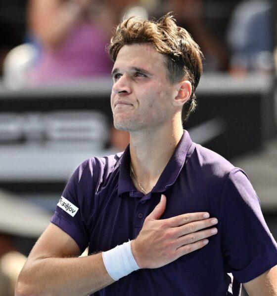 Jakub Mensik ganó dos partidos en un día, superó la lluvia y se clasificó a la final del ASB Classic antes del Australian Open.