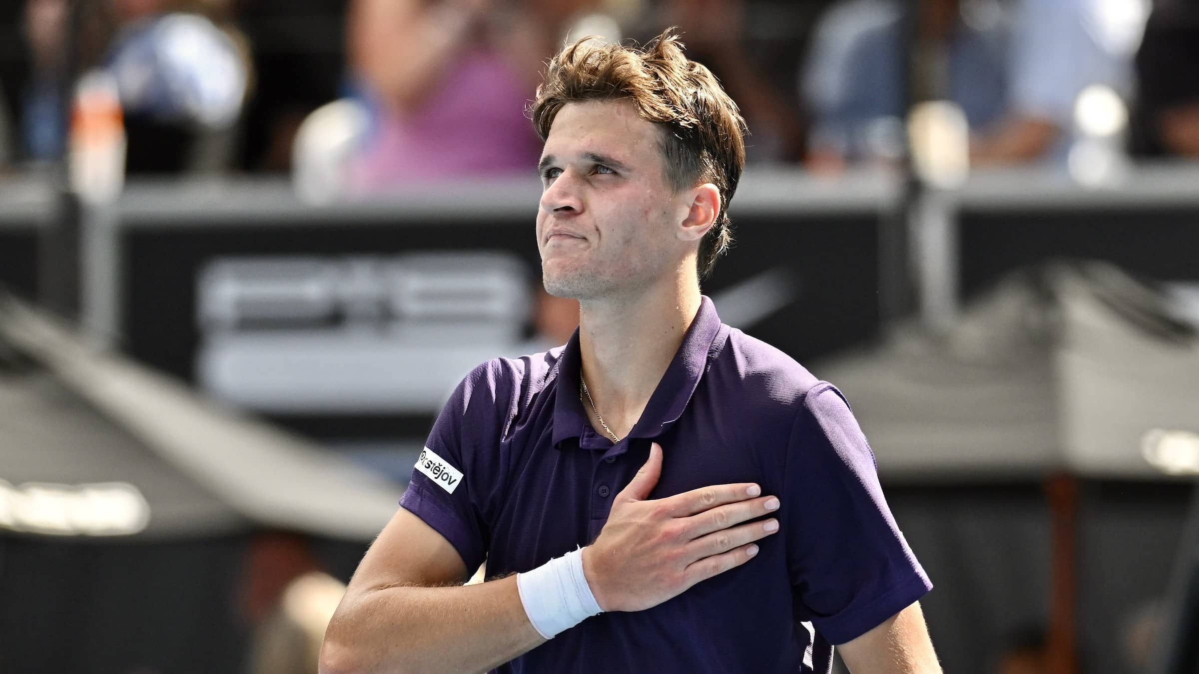 Jakub Mensik ganó dos partidos en un día, superó la lluvia y se clasificó a la final del ASB Classic antes del Australian Open.