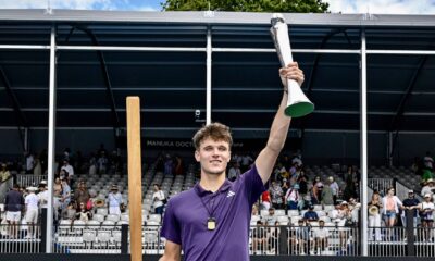 Jakub Mensik venció a Sebastián Báez y se consagró campeón del ASB Classic 2026, logrando su segundo título ATP antes del Australian Open.