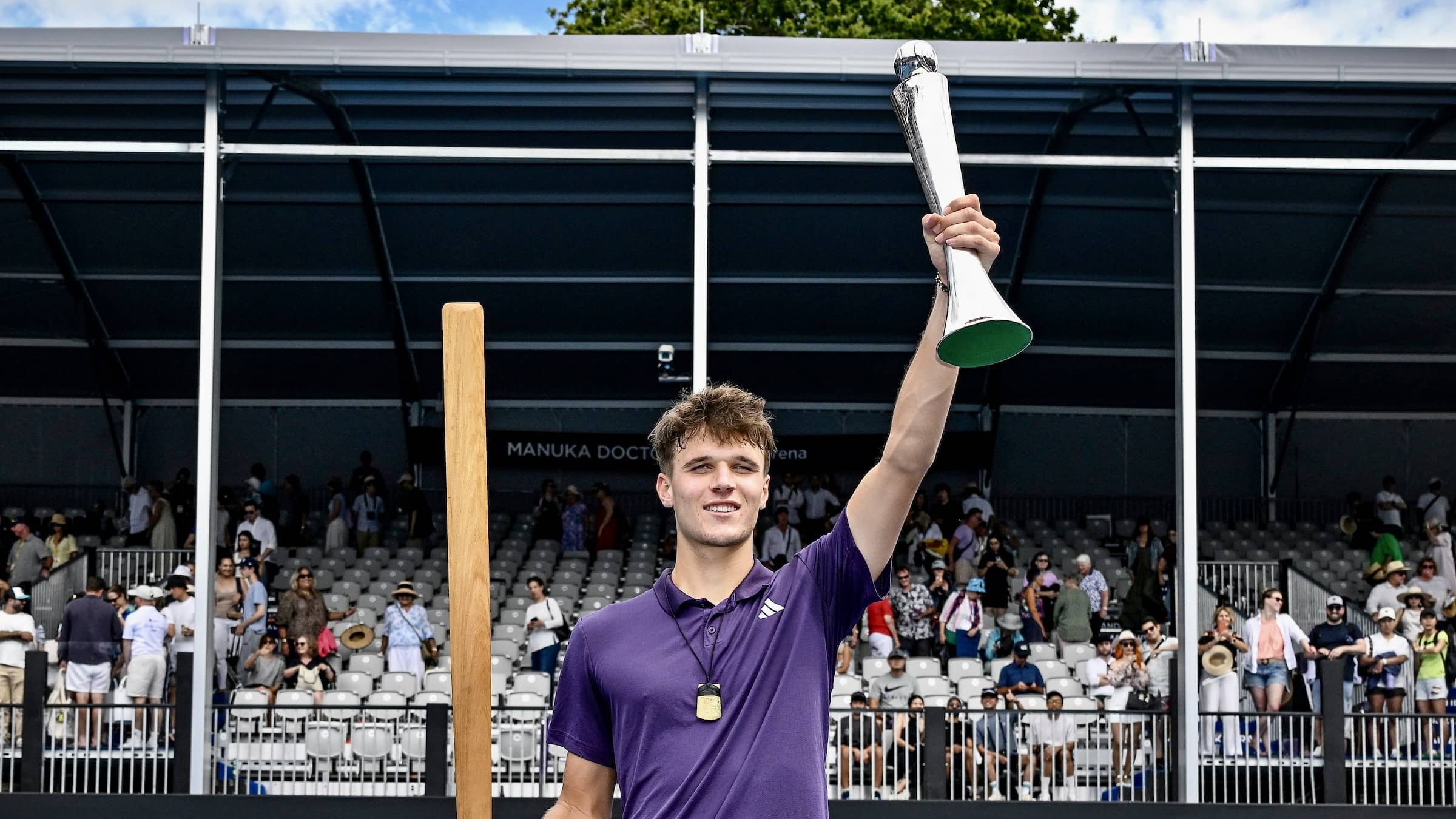 Jakub Mensik venció a Sebastián Báez y se consagró campeón del ASB Classic 2026, logrando su segundo título ATP antes del Australian Open.