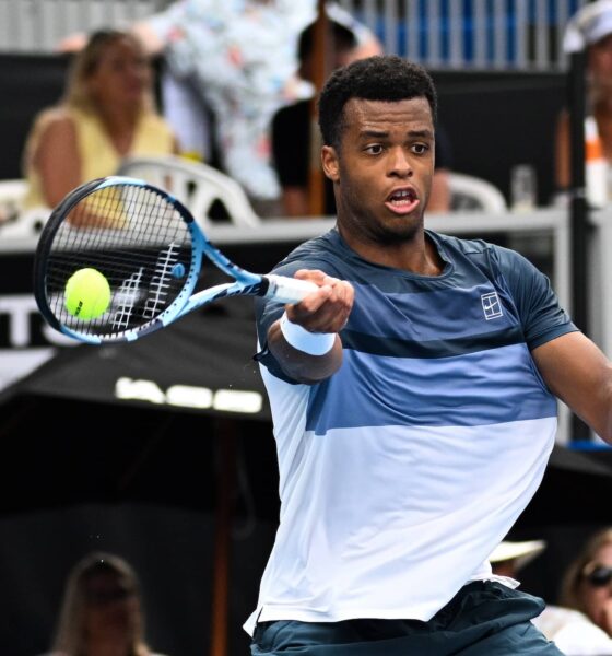 Giovanni Mpetshi Perricard salvó un punto de partido y venció a Cameron Norrie en un thriller para avanzar a cuartos del ASB Classic.