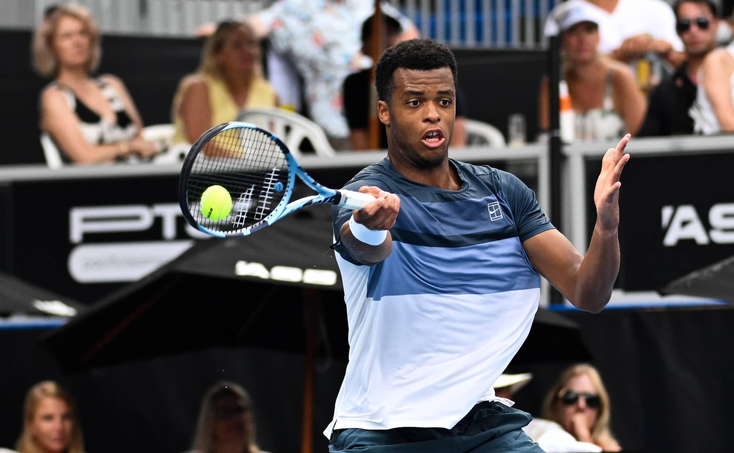 Giovanni Mpetshi Perricard salvó un punto de partido y venció a Cameron Norrie en un thriller para avanzar a cuartos del ASB Classic.