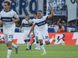 Gimnasia derrotó 2-1 a Racing en el Bosque por el Torneo Apertura 2026, con un gol olímpico y una gran actuación colectiva.