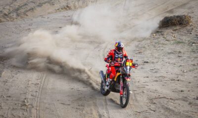 Daniel Sanders ganó en AlUla y pasó a liderar el Dakar. KTM manda y Luciano Benavides se ubica séptimo a diez minutos del líder